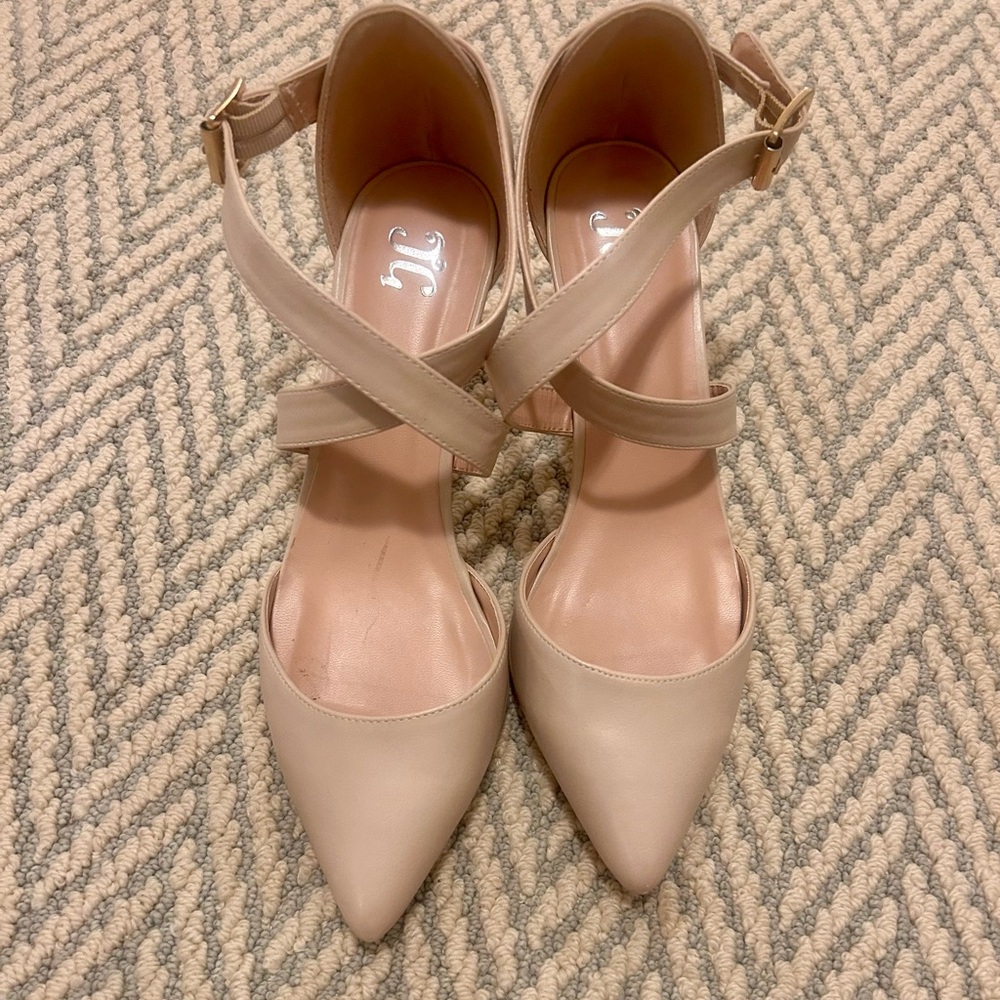 Stylish JG tan pumps with front cross closure, approximately 2.5 inch heel.
Sz 8